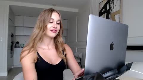 Snapshot of mistressuniverse chatting on 06-04-26, 10:43 mistressuniverse online show from 06-04-26, 10:43