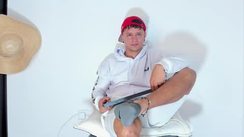 Snapshot of mitchellburns chatting on 02-15-25, 05:19 mitchell online show from 02-15-25, 05:19