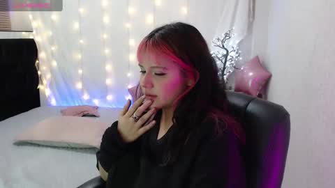 Snapshot of mixie_cute chatting on 12-18-24, 12:32 mixie_cute online show from 12-18-24, 12:32