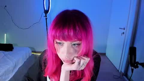Snapshot of mnepohhh chatting on 07-27-26, 10:39 mnepohhh online show from 07-27-26, 10:39