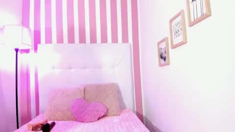 Snapshot of molly_h0t chatting on 06-03-26, 12:30 online show from 06-03-26, 12:30