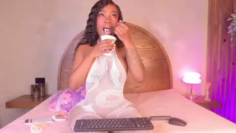 Snapshot of molly_jackson chatting on 07-06-26, 10:45 Molly Jackson online show from 07-06-26, 10:45