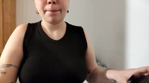 Snapshot of molly_popp chatting on 10-21-25, 11:27 Molly Pop online show from 10-21-25, 11:27