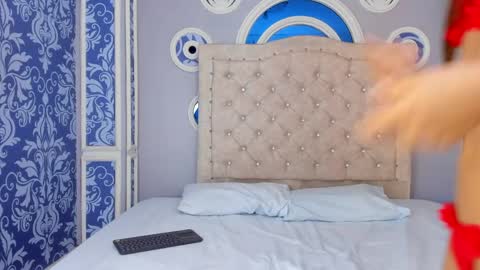 Snapshot of mollydoll_amour chatting on 05-15-26, 11:50 MollyDoll online show from 05-15-26, 11:50