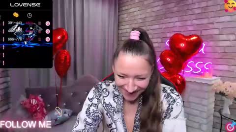 hi im Molly heregreat boobs big heart  warm pussy  online show from 02-12-25, 03:18