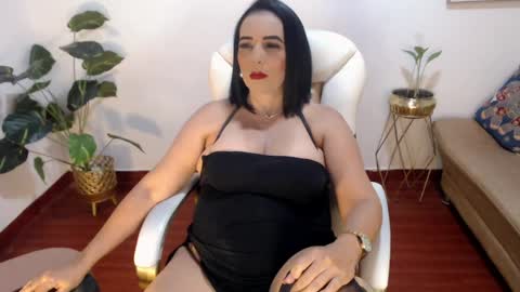 Snapshot of mom_xxx chatting on 06-06-26, 01:21 Sara online show from 06-06-26, 01:21
