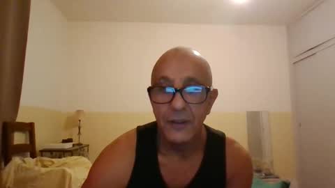 Snapshot of moment71200 chatting on 11-12-25, 04:51 moment71200 online show from 11-12-25, 04:51