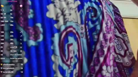 Snapshot of mommyissuess_ chatting on 02-25-25, 12:58 Daphne online show from 02-25-25, 12:58