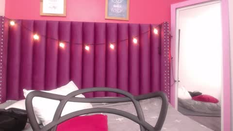 Snapshot of mommyissuess_ chatting on 02-26-25, 09:42 Daphne online show from 02-26-25, 09:42