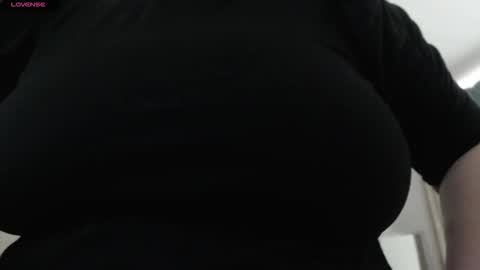 Snapshot of mommyissuess_ chatting on 10-15-25, 07:14 Daphne online show from 10-15-25, 07:14