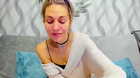 Snapshot of mona_cruz chatting on 02-15-25, 05:50 Mona online show from 02-15-25, 05:50