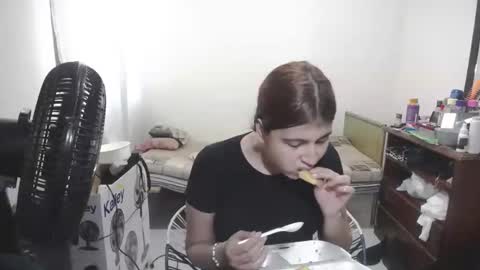 Snapshot of monica_spear40 chatting on 01-09-26, 06:31 evi online show from 01-09-26, 06:31