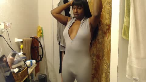 Snapshot of moniquemiles chatting on 02-08-25, 10:07 Monique Miles online show from 02-08-25, 10:07