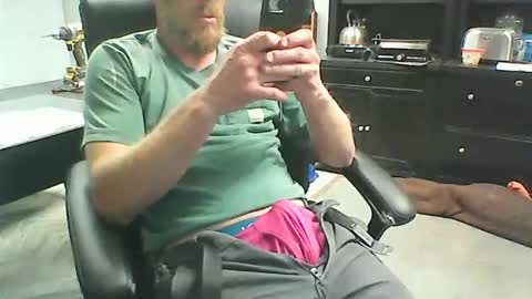 Snapshot of monkeypants04 chatting on 06-10-26, 04:28 monkeypants04 online show from 06-10-26, 04:28