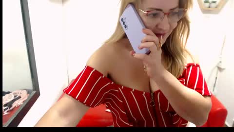 Snapshot of monserrat_diva chatting on 05-16-26, 12:51 monserrat_diva online show from 05-16-26, 12:51