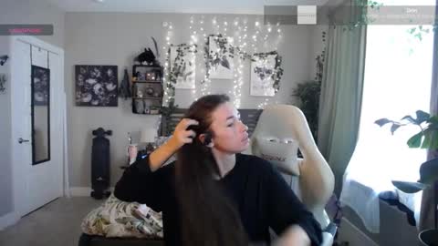Lydia Mooney online show from 01-11-25, 07:16