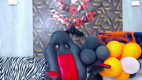 moon_and_fire_ online show from 10-26-25, 04:29