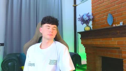 Snapshot of moon_gloww chatting on 02-17-26, 12:45 moon_gloww online show from 02-17-26, 12:45