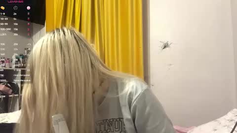 Snapshot of moonluvv3 chatting on 07-09-26, 03:05 Lyn online show from 07-09-26, 03:05