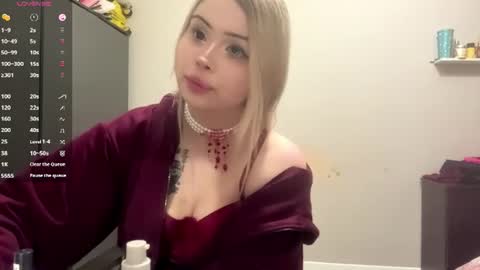 Snapshot of moonluvv3 chatting on 07-31-26, 02:27 Lyn online show from 07-31-26, 02:27