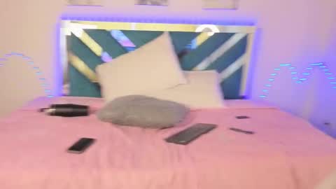 Snapshot of moonmewmew chatting on 11-05-25, 01:00 Moon online show from 11-05-25, 01:00