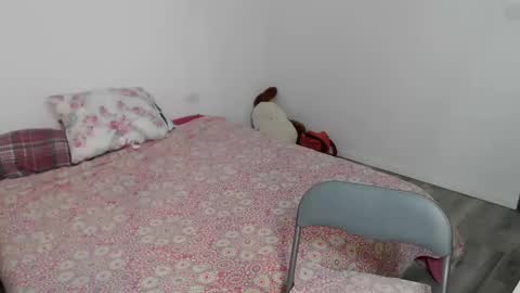 Snapshot of mora2414 chatting on 11-10-25, 08:02 mora2414 online show from 11-10-25, 08:02