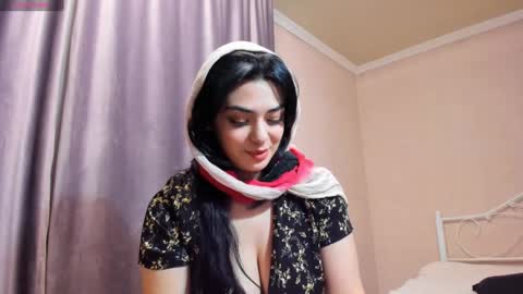 Snapshot of moroccan_diamond_ chatting on 12-29-24, 06:38 Medina online show from 12-29-24, 06:38