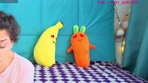 Snapshot of moto_ponchik chatting on 04-27-26, 05:05 Kris online show from 04-27-26, 05:05