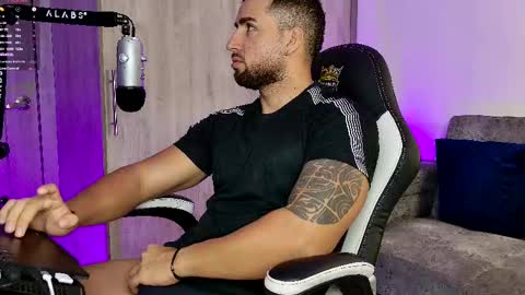 Snapshot of mr_david_cox chatting on 02-17-25, 11:44 David online show from 02-17-25, 11:44