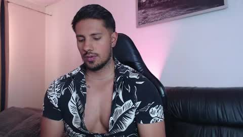 Snapshot of mr_real_aaron chatting on 04-29-26, 06:25 AARON online show from 04-29-26, 06:25