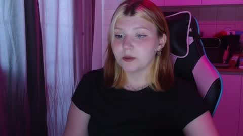 Snapshot of mura_muur chatting on 06-04-26, 12:22 Milana online show from 06-04-26, 12:22