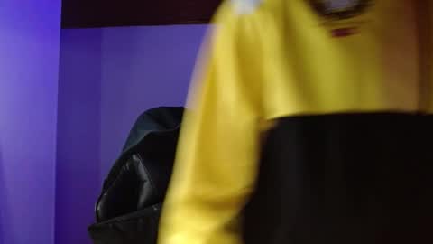 Snapshot of muscle_cock32 chatting on 11-17-25, 11:27 David Big online show from 11-17-25, 11:27