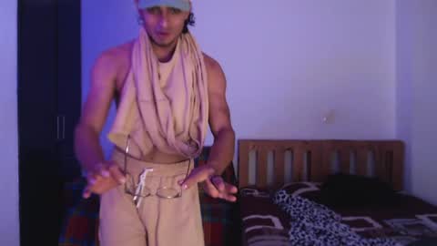 Snapshot of muscle_man1 chatting on 04-19-26, 03:06 Mike online show from 04-19-26, 03:06
