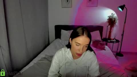 Snapshot of my_coco chatting on 12-16-24, 06:43 katie online show from 12-16-24, 06:43