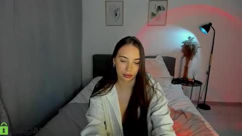 Snapshot of my_coco chatting on 12-19-24, 02:56 katie online show from 12-19-24, 02:56