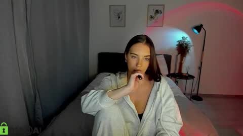 Snapshot of my_coco chatting on 12-19-24, 06:12 katie online show from 12-19-24, 06:12