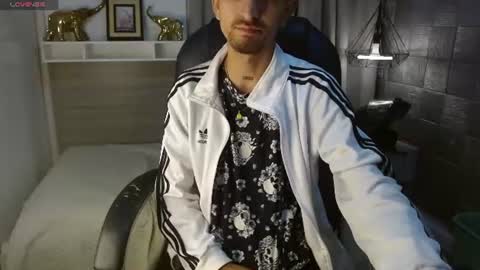 Snapshot of mykecastle chatting on 07-27-26, 03:46 Im Mike online show from 07-27-26, 03:46