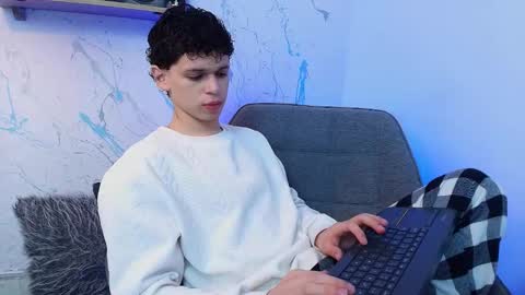 Snapshot of mykelcano chatting on 12-04-25, 03:21 Mykel online show from 12-04-25, 03:21