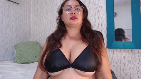 Snapshot of nadiawhite_ chatting on 12-19-24, 09:28 Nadia online show from 12-19-24, 09:28