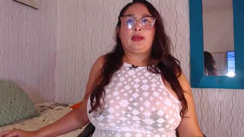 Snapshot of nadiawhite_ chatting on 10-17-25, 05:48 Nadia online show from 10-17-25, 05:48