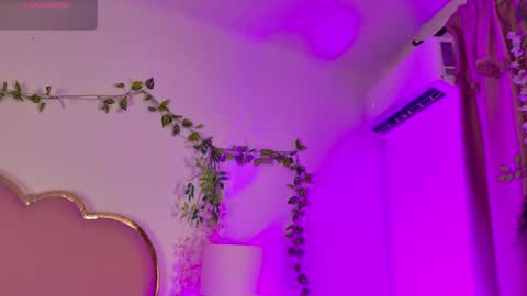 NahiaraReina  online show from 05-20-26, 01:28