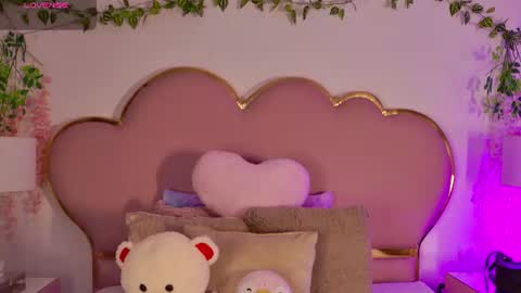 NahiaraReina  online show from 06-18-26, 02:10