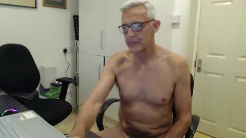 Snapshot of nakedcarpenteruk chatting on 06-02-26, 06:59 nakedcarpenteruk online show from 06-02-26, 06:59