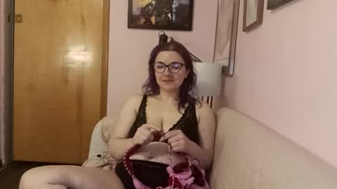 Snapshot of nakedcrafts chatting on 01-22-25, 06:20 Lizzy online show from 01-22-25, 06:20