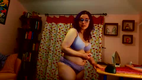 Snapshot of nakedcrafts chatting on 01-31-25, 05:51 Lizzy online show from 01-31-25, 05:51