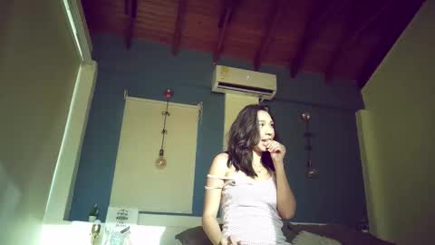 Nana Milan online show from 12-17-25, 09:21