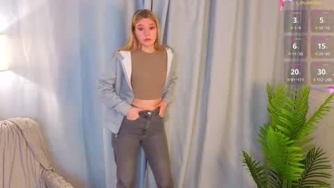 Hello im Lola online show from 11-22-25, 03:16