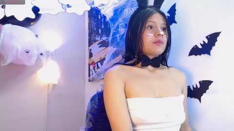 Snapshot of naomi_delux_hm chatting on 10-10-25, 01:26 NAOMI online show from 10-10-25, 01:26