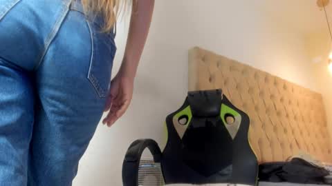 naomis_35 online show from 12-17-25, 07:31