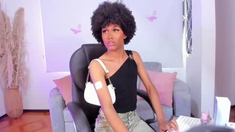 Snapshot of naomisaenz_ chatting on 06-08-26, 01:33 N A O M I online show from 06-08-26, 01:33